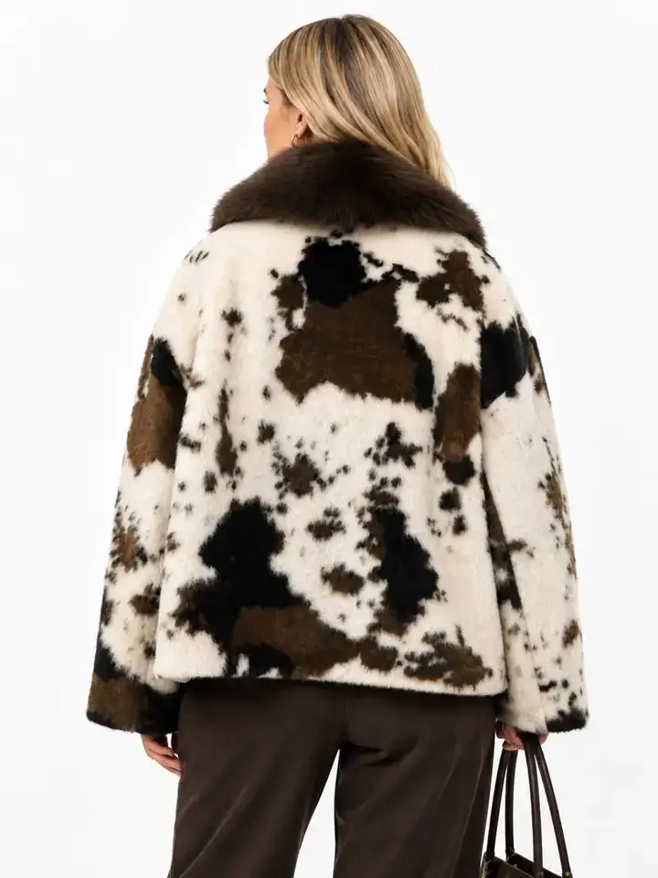 Kort jacka med ko-mönster och krage i fuskpäls – Plus size - Bild 2