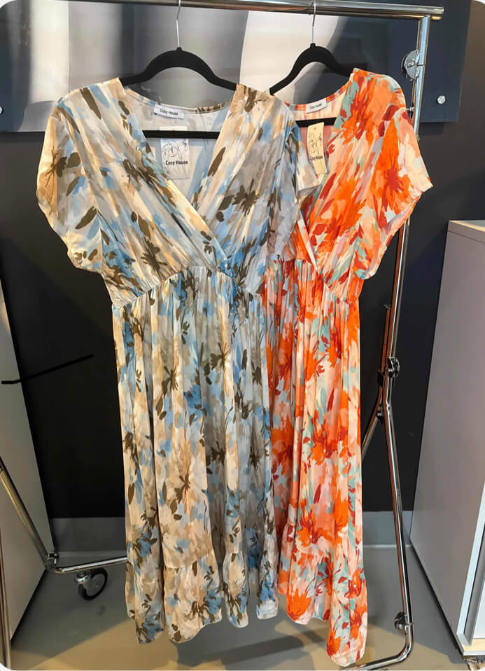Klänningen Lisette med blommstermönster i två färger Onesize 36/42