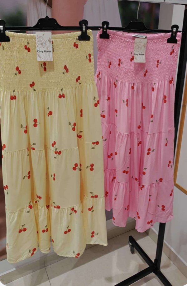 Söt körbärs-kjol med smock i midjan. Onesize 36/42