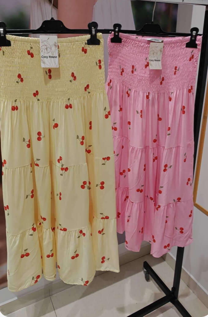 Söt körbärs-kjol med smock i midjan. Onesize 36/42
