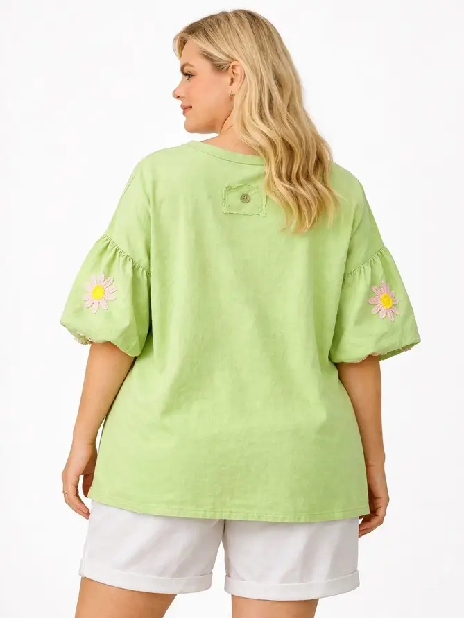 Oversized t-shirt med broderade blommor Plus-size - Bild 2