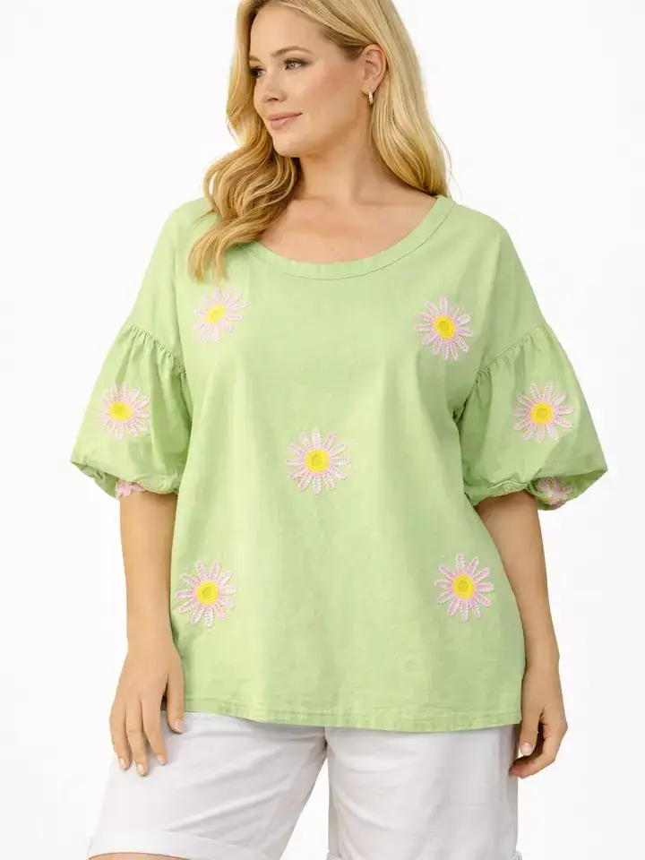 Oversized t-shirt med broderade blommor Plus-size