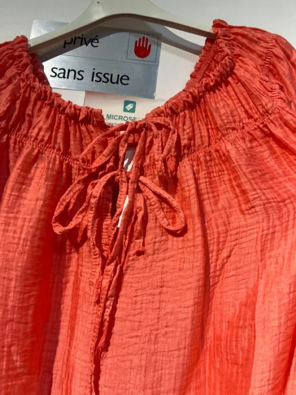 Bohemisk blus i lätt musselin med dubbel smockad halsringning korall o kakhi Plus-size - Bild 3