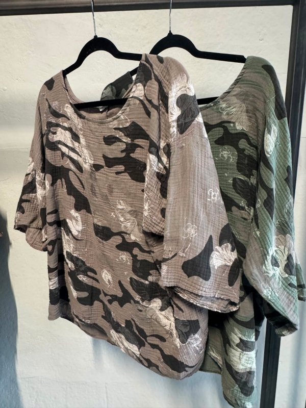Toppen Mickan i mjuk bomullsmuslin i Camo Taupe o Kaki