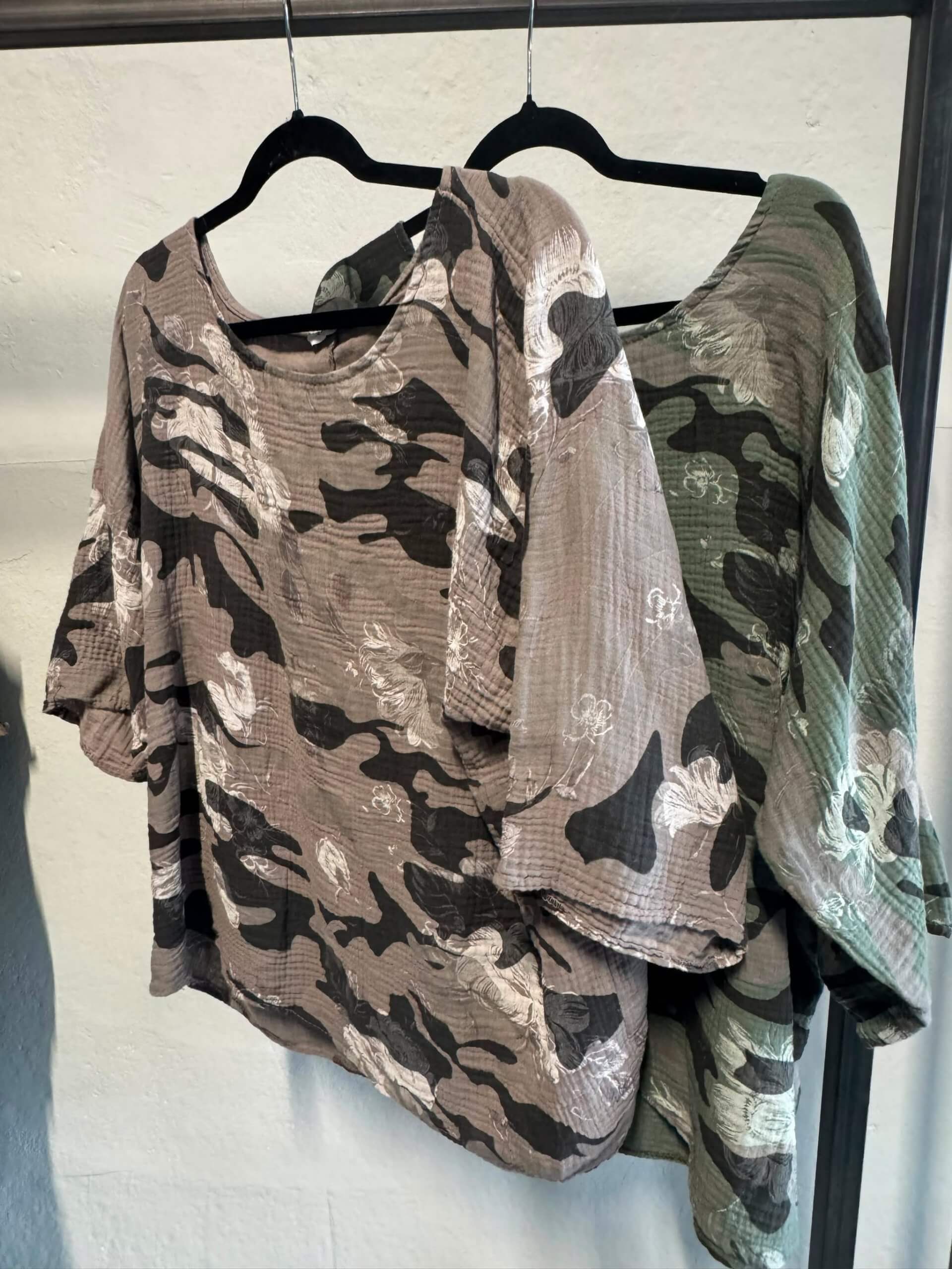 Toppen Mickan i mjuk bomullsmuslin i Camo Taupe o Kaki