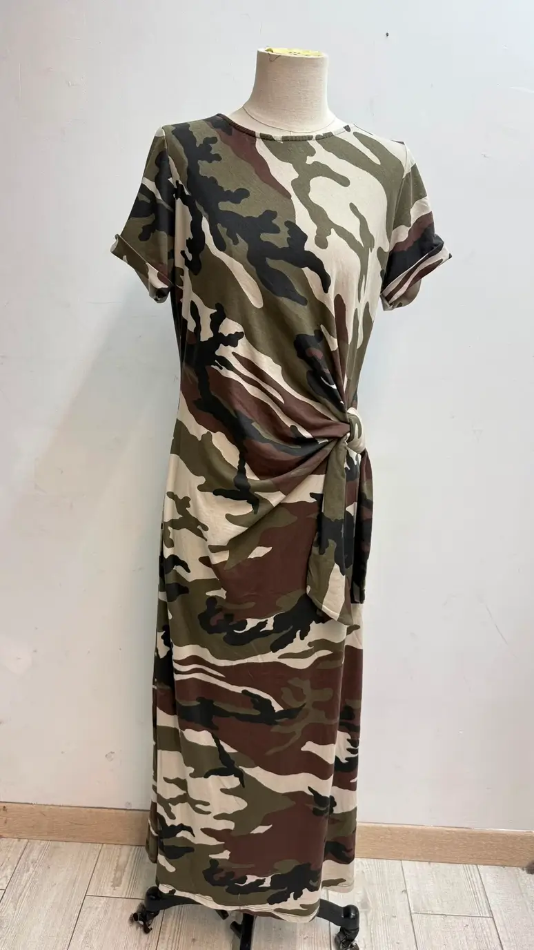 Lång, luftig camo klänning med korta ärmar och sidoknytning - Bild 2