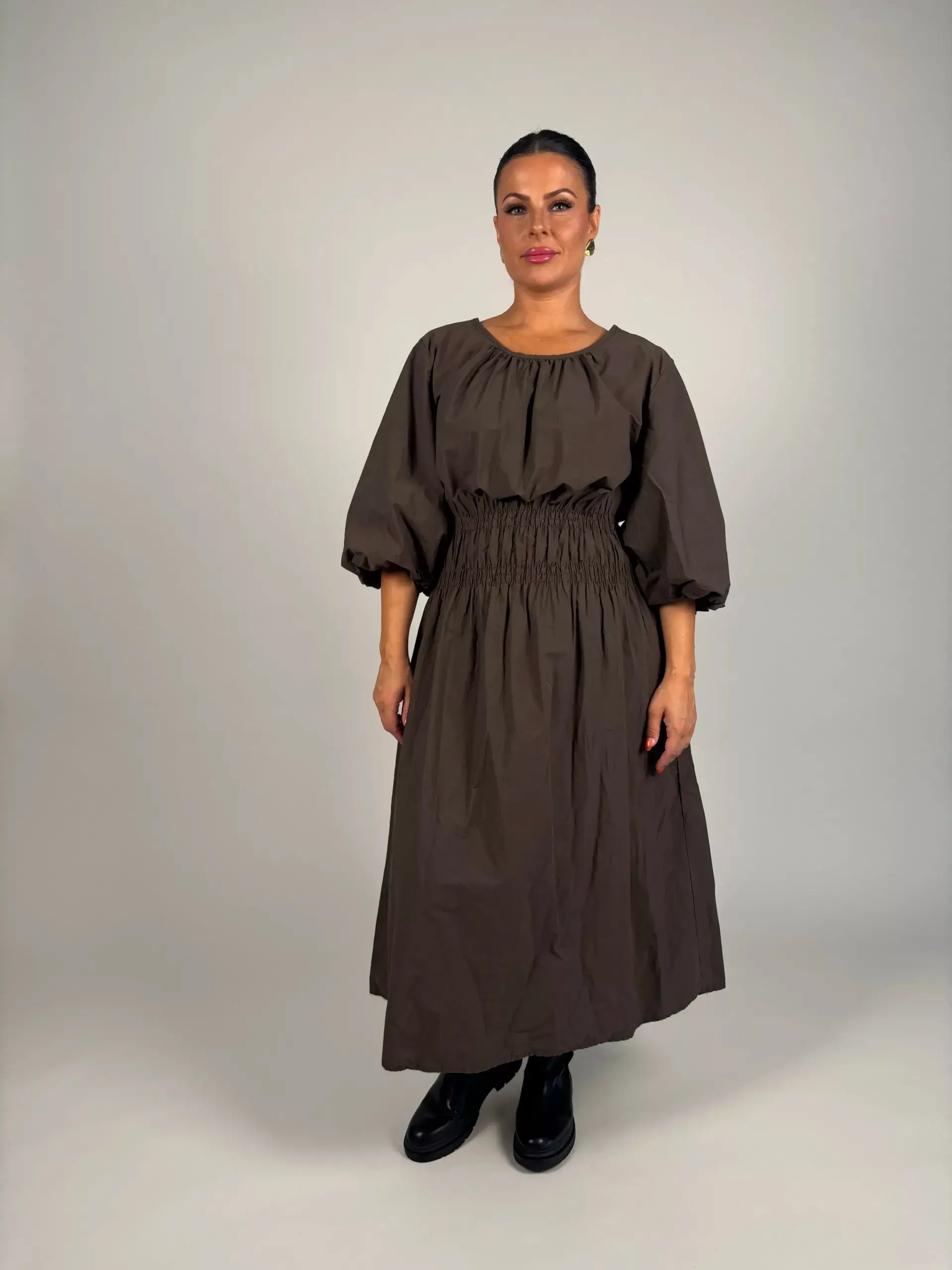 LIVIA klänning Brun