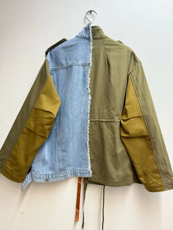 Oversized hybridjacka i militärstil och denim med blixtlås - Bild 3