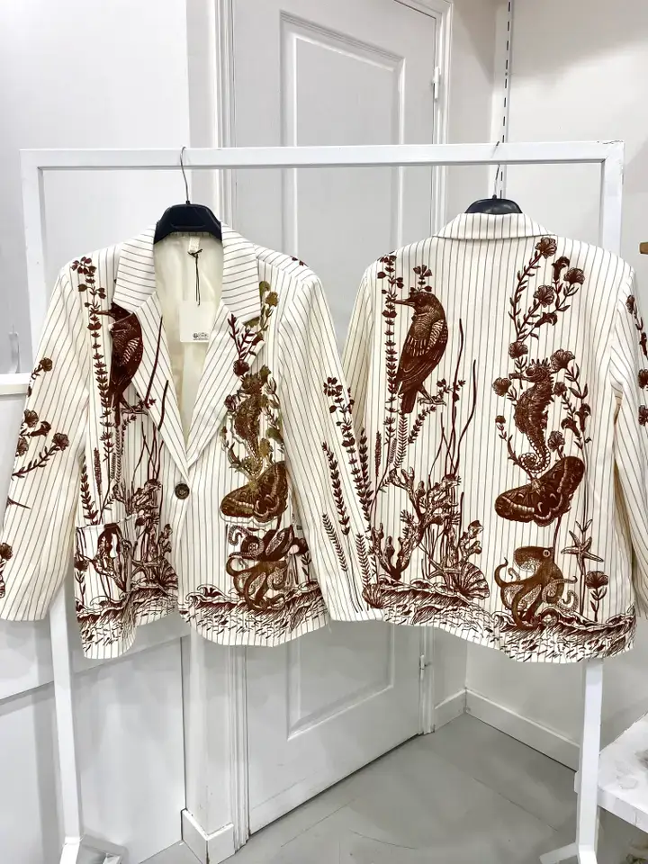 Damblazer med konstnärligt tryck cream-white med djur. Onesize 38-42 - Bild 2